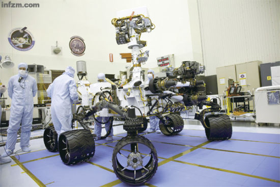 “好奇号”火星车的大小几乎相当于一辆SUV，质量是前两部火星车的五倍。它携带的设备是迄今为止送往火星的最为专业和先进的仪器。 （NASA官方网站/图）