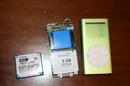 想换就换疯狂网友拆解iPod更换硬盘