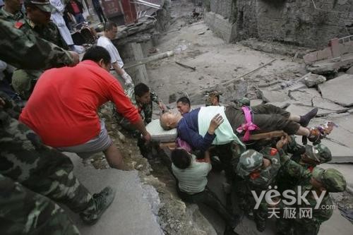 5.12四川汶川大地震---心手相连的人们