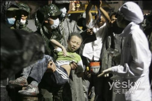 5.12四川汶川大地震---心手相连的人们