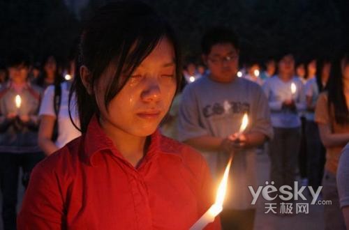5.12四川汶川大地震---心手相连的人们