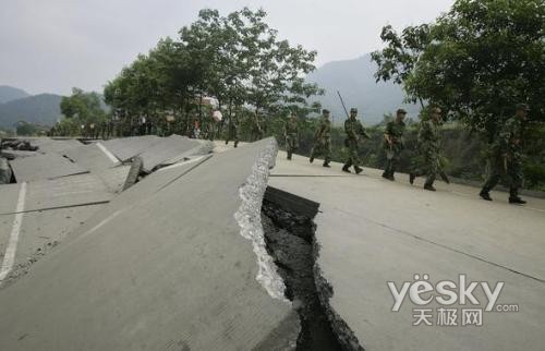 5.12四川汶川大地震---心手相连的人们