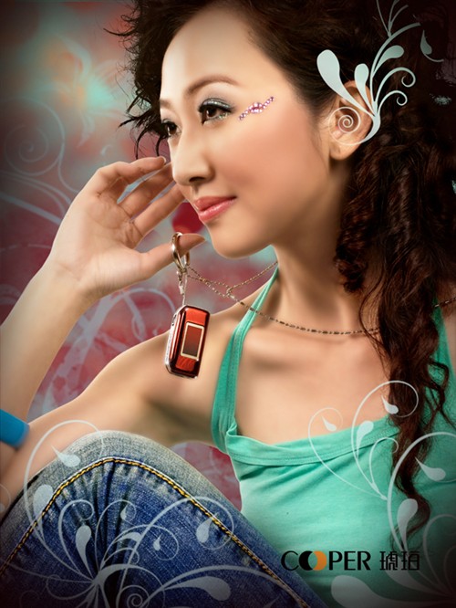 绝美典雅美女代言琥珀口琴诱惑难挡