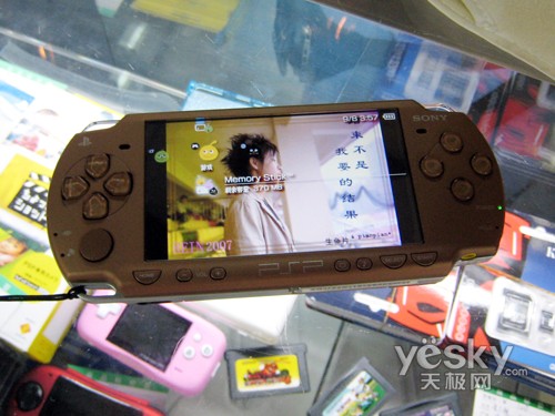 掌上游戏机王 索尼PSP-2000售价1300左右_数