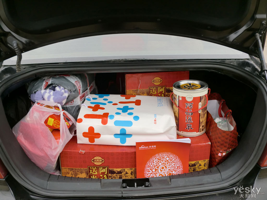 天极网爱心志愿者卡片机记录贫困学生生活_数