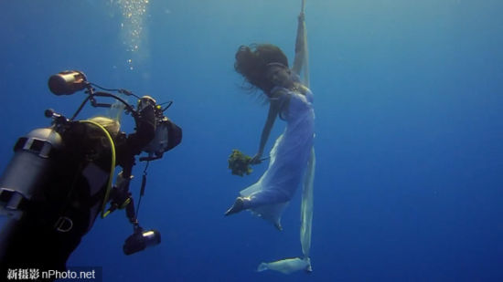 视频:职业摄影师水下拍摄婚纱照技巧