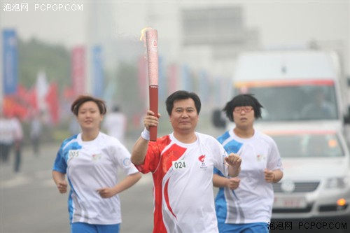 “和谐使者”张近东南京传圣火