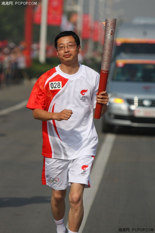 圣火抵达盐运之城人民教师两擎火炬