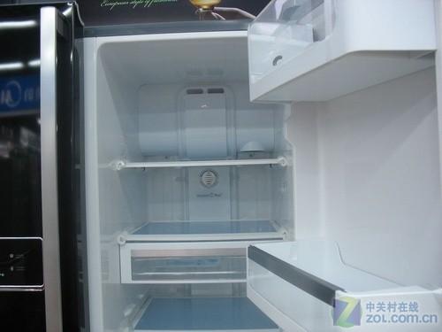 独特红黑外观美的556L冰箱现7999元