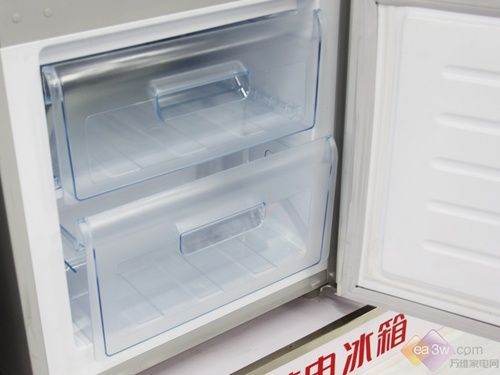 韩电波光白面板三门创意冰箱热卖中