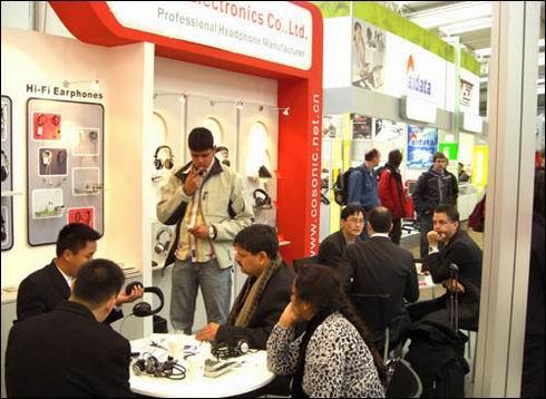 Cosonic�����μӵ¹���ŵ��CeBITչ����Ӱ