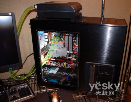 ������չʾ4GBDDR3-2000�ڴ���װ