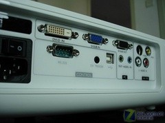 轻松提着走明基SP820高亮投影机上市