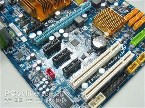 技嘉全固态P45主板竟卖899元