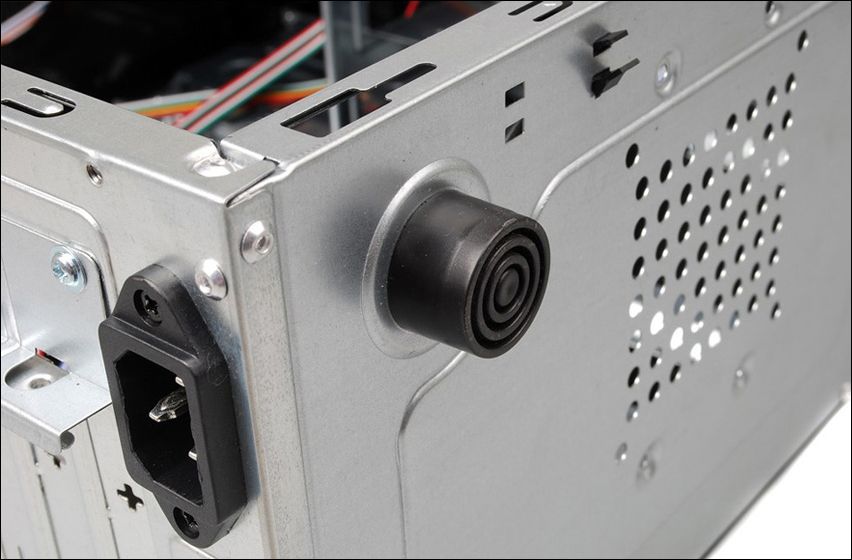 全钢琴烤漆跑车设计 迅扬6808手提机箱详细评