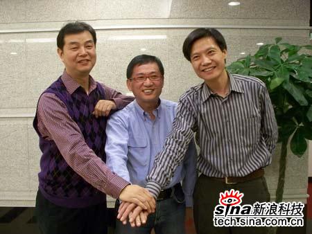 图文:雷军与求伯君张旋龙握手打气_互联网