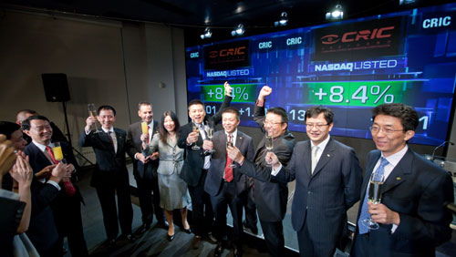 图文:众人在背景墙前举杯庆贺CRIC成功上市_