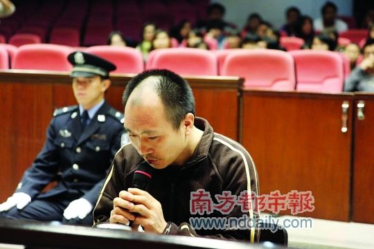 12月7日，广州中院现场直播庭审，疑犯在答辩中