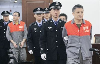 涉案公司董事长陈海涛(右一)第一个被带入法庭(新浪科技配图)