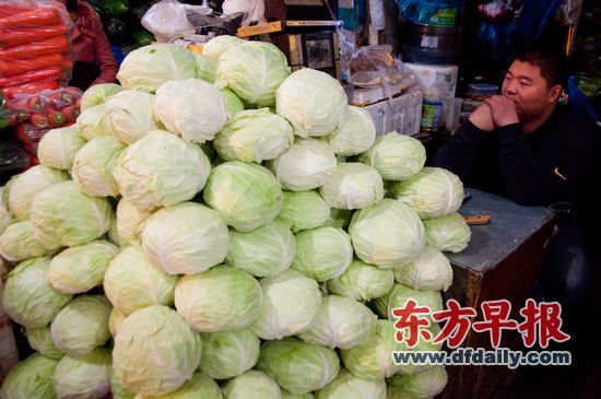 “上海發(fā)布”3日發(fā)布一條微博，就市郊卷心菜滯銷問題向市民“吆喝賣菜”。昨日，“上海發(fā)布”再發(fā)微博，感謝市民對前一條微博的積極響應(yīng)。截屏圖