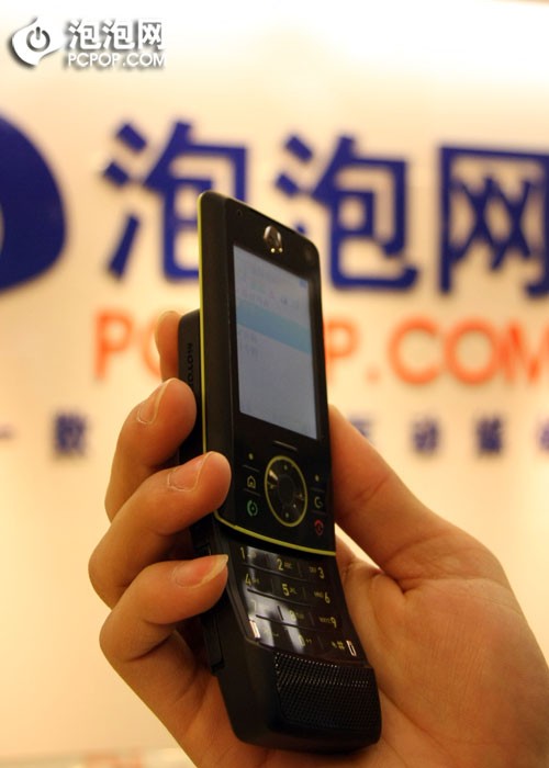 与众不同摩托罗拉滑盖智能Z8外观评测(2)