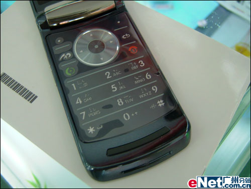 最薄智能翻盖机 MOTO V8行货仅2880_手机