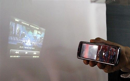 中国制造全球首款投影手机全新亮相