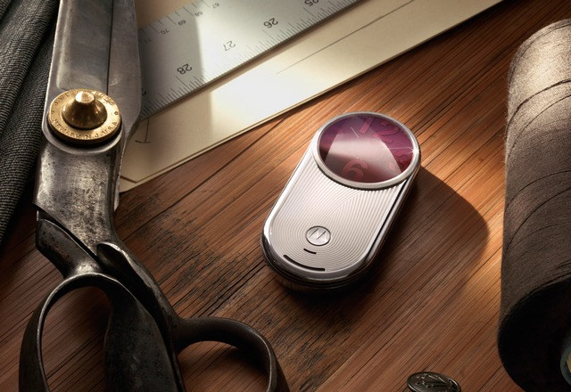 摩托罗拉AURA蓝宝石旋风 六万五显贵气_手机