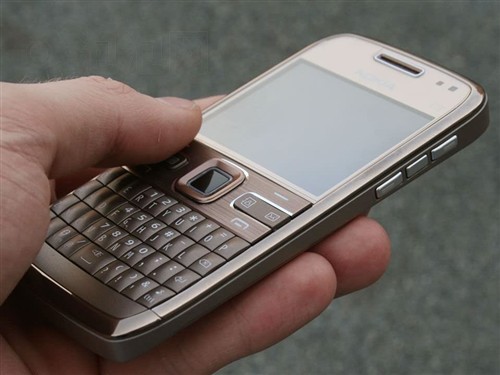 令人崩溃的掉价 诺基亚E72跌至2599元_手机