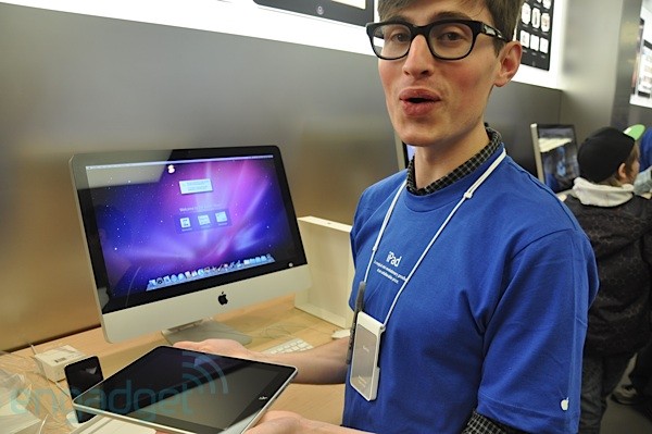 时尚抢眼苹果工作人员展示iPad及周边