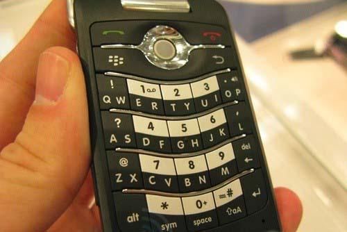 低价翻盖智能机 黑莓8220售价跌至699元_手机