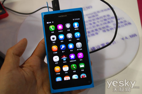 1GHz主频首款Meego手机 诺基亚N9现场速评_