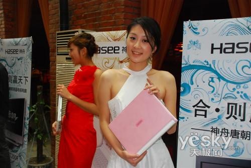 就是看美女模特穿着暴露发布会再起艳照门