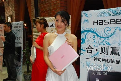 就是看美女模特穿着暴露发布会再起艳照门