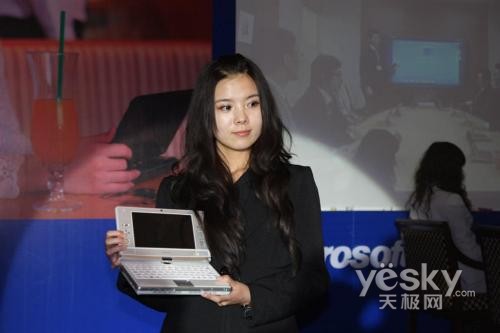 就是看美女模特穿着暴露发布会再起艳照门