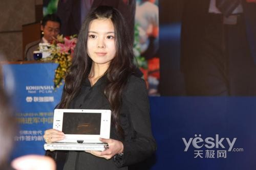 就是看美女模特穿着暴露发布会再起艳照门