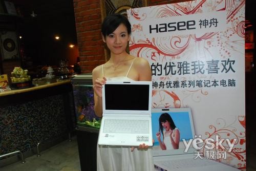 就是看美女模特穿着暴露发布会再起艳照门