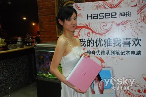 就是看美女模特穿着暴露发布会再起艳照门