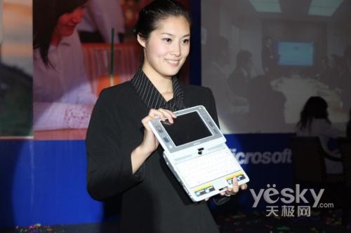 就是看美女模特穿着暴露发布会再起艳照门
