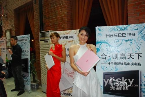 就是看美女模特穿着暴露发布会再起艳照门