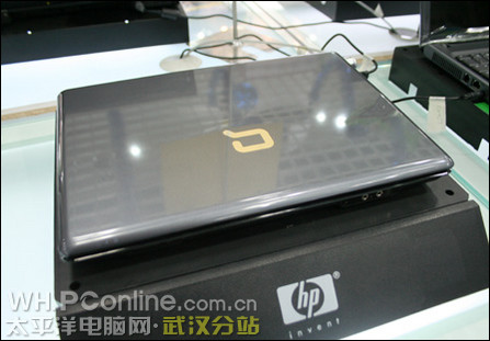 自2008年1月8日,英特尔推出最新一代Penryn核心移动处理器,引入了全新的45纳米制造工艺,搭载965系列芯片组,组成全新的Santa Rosa Refresh平台,即俗称的迅驰4.5代。较之前65nm制程的Merom核心处理器有了不错的性能提升。更多更复杂的电路,更强大的性能,更小的核心面积,更低的功耗和热量,这就是制程升级所带来的改进。