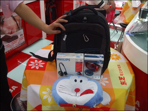 送礼品还抽奖 摩卡棕幕纱纹东芝M902促销_笔