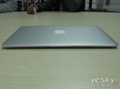 轻薄合金本苹果MacBookAIR本售7999元