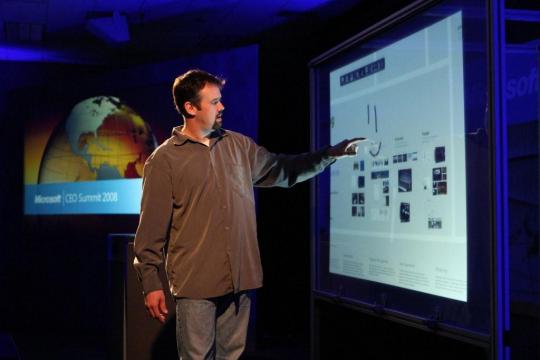 盖茨展示TouchWall触摸屏幕电脑原型 遇死机尴