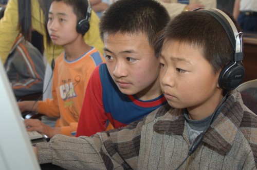 科技时代_图文：山西应县某小学远程教育点上网的孩子们