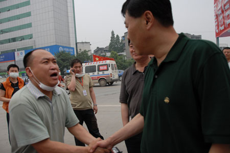 科技时代_联通总裁尚冰赴都江堰看望慰问一线员工