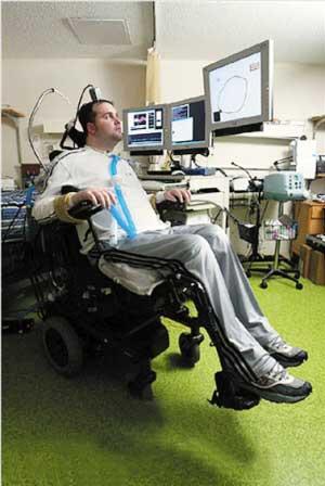接受此项实验的25岁四肢瘫痪病人马修·内格尔