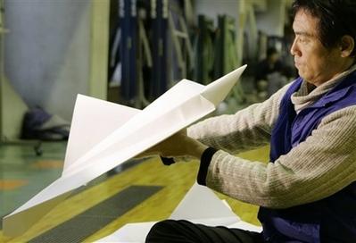 日本研究人员制作的一架纸飞机