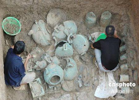 图文:河南南阳发现大型春秋古墓群