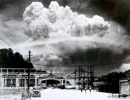 美核试验老照片:日本长崎原子弹爆炸瞬间